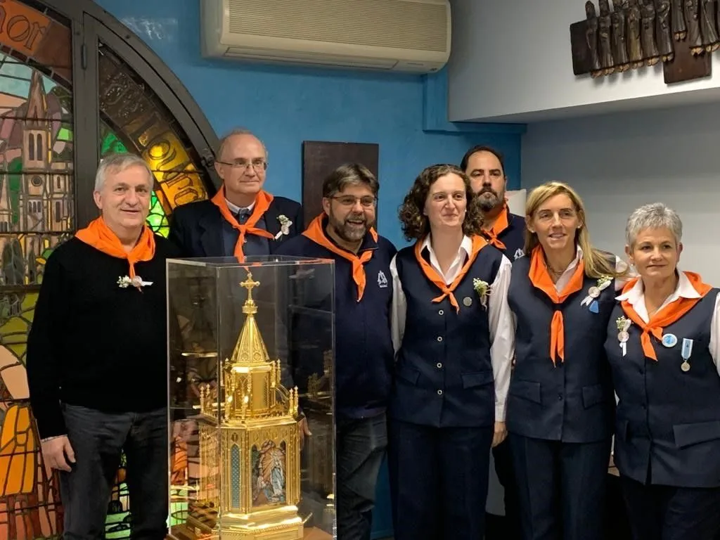 Grup d’hospitalaris amb el mocador taronja
