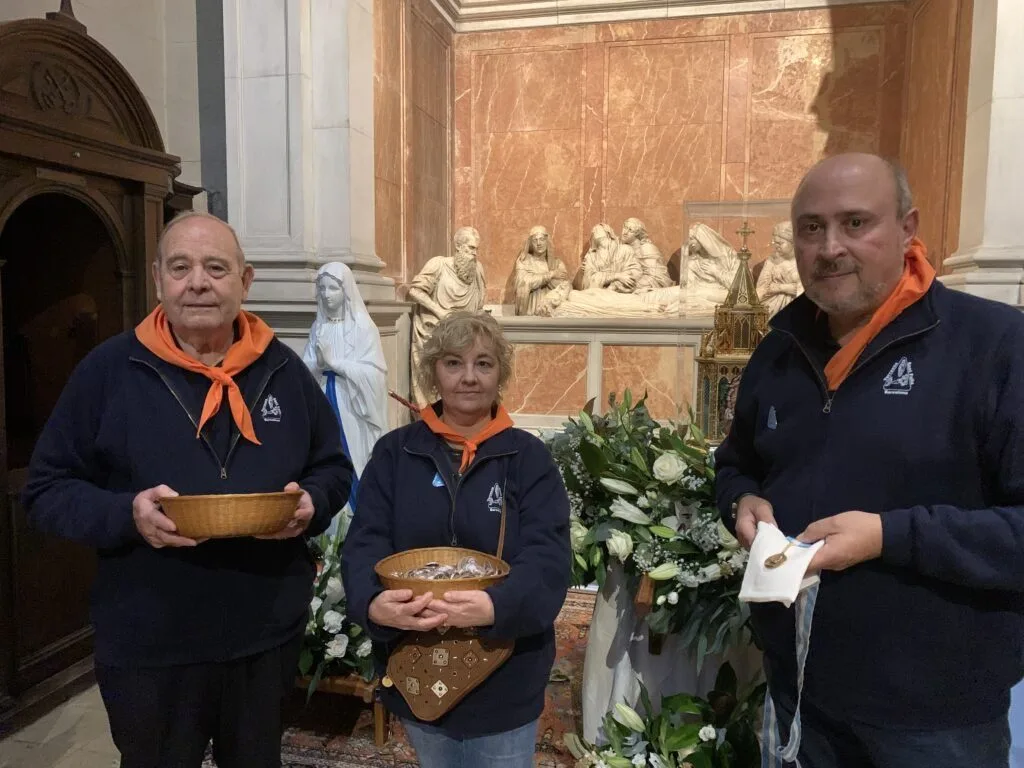Hospitalaris i persones malaltes amb ofrenes a la Catedral