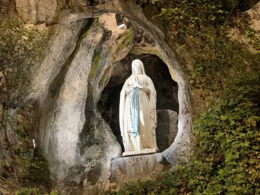 La Gruta de Massabielle, a Lourdes, il·luminada al vespre
